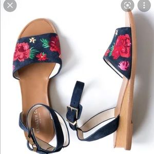 Kenneth Cole floral embroidered sandals. Size 9